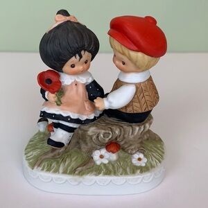 Poppyseed Collection Figurine Boy & Girl on Stump Love Valentines Day Flowers